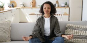 Wie kann Yoga beim Stressabbau und bei der psychischen Gesundheit helfen?