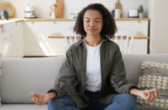 Wie kann Yoga beim Stressabbau und bei der psychischen Gesundheit helfen?